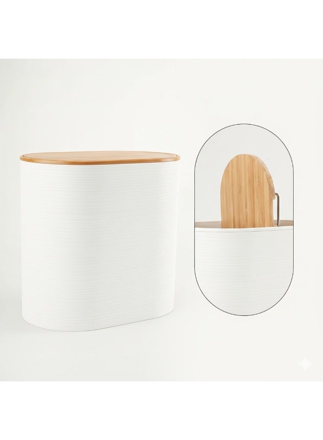 طقم مستلزمات حمام أبيض عصري 6 قطع بتفاصيل بامبو طبيعي يشمل مضخة صابون كروم، فرشاة أسنان، حاوية قمامة بغطاء فليب، كوب أسنان، صينية صابون، حاويات للمعجون والقطن – مثالي لتنظيم وديكور الحمام المودرن. - Image 3